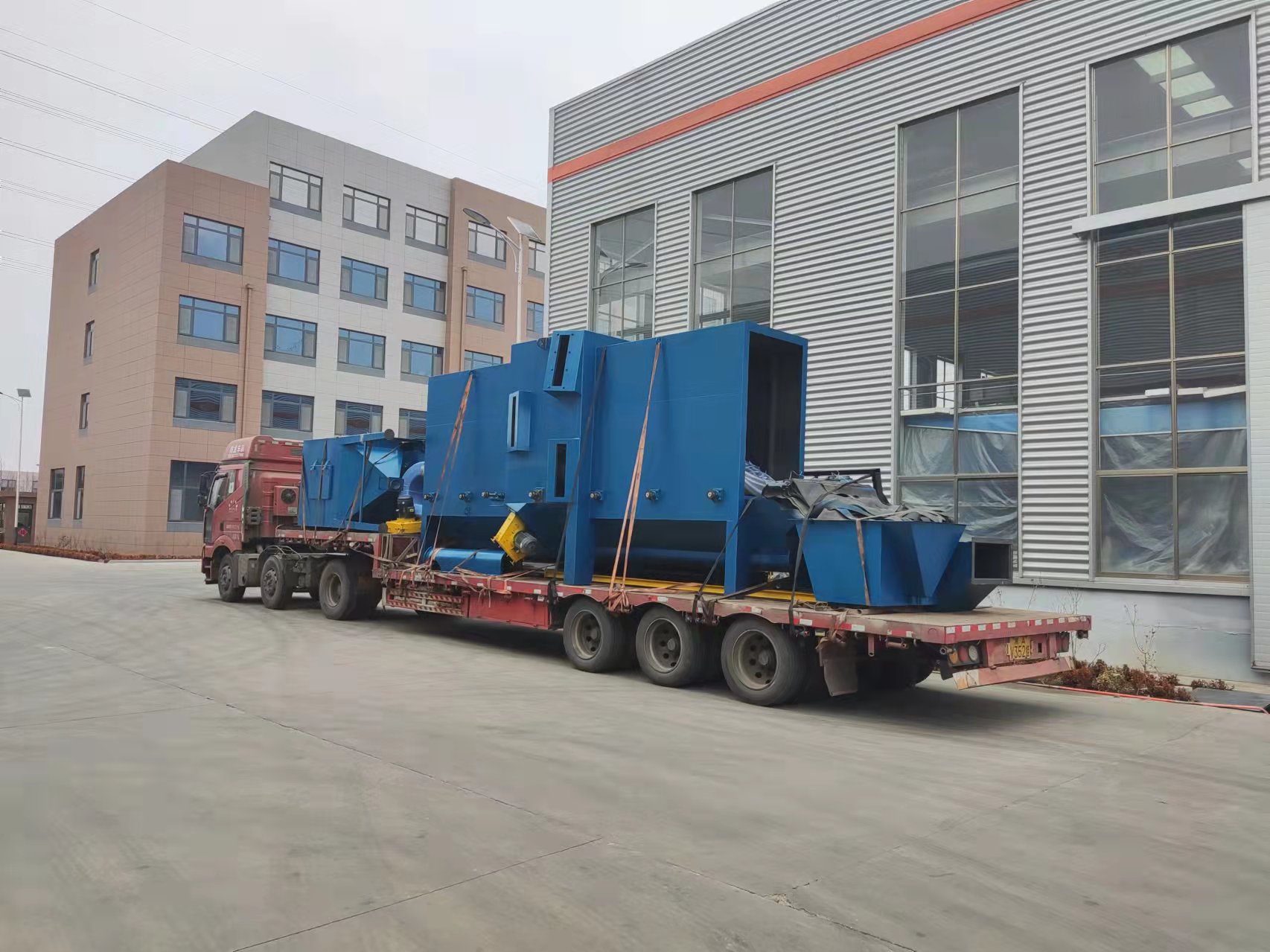 Q6910 roller shot blasting machine ကို Hebei သို့ ပေးပို့ခဲ့သည်။